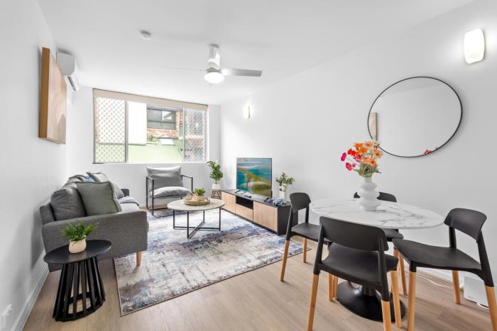 Sunny 1BR Apt Near Hospital, QUT & CBD with Parking!