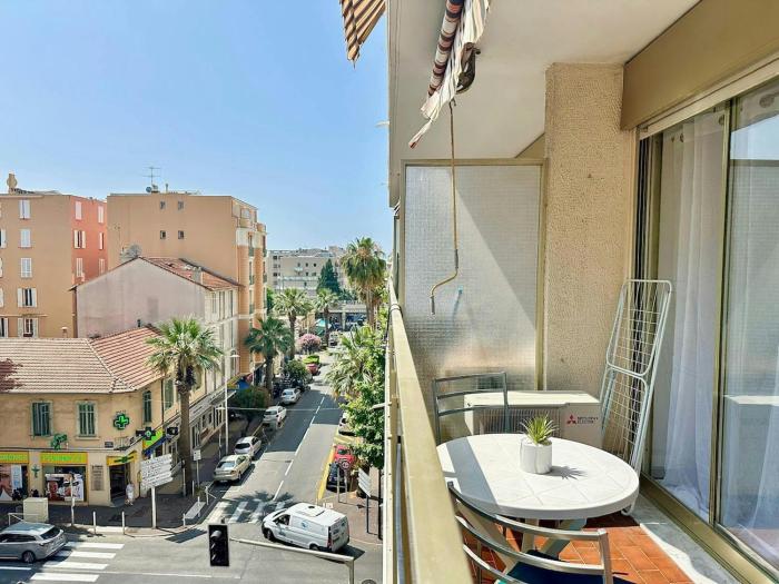 50 from the beaches Pretty studio in the center of Juan les Pins