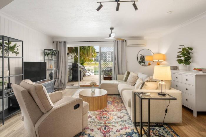 Elanora Oasis - Lakefront Serenity and Resort Living