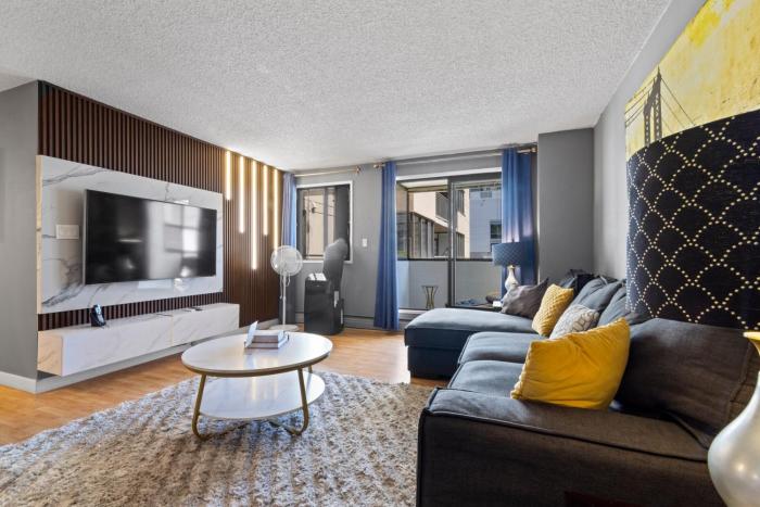 Modern 2 bedroom next to Stampede, 17th w Parking