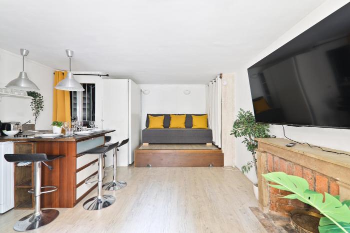 Heart of Paris-Studio-4P-Saint Honore-Free Netflix