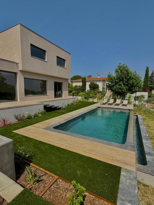 Villa avec piscine à débordement