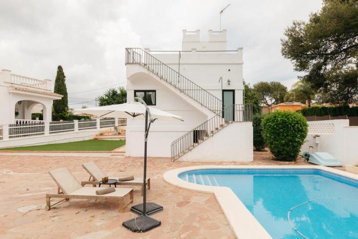 Spacious villa with private pool & garden for 4