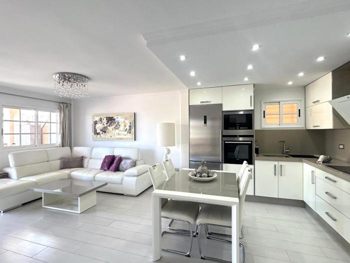 Stunning 2 Bedroom Apt In Los Cristianos K203