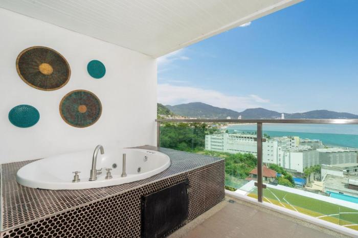 Private sea view apartment with jacuzzi at Baycliff