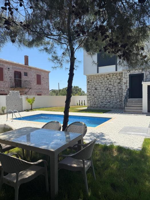 Modern Pool Villa near Sarımsaklı Beach in Ayvalık