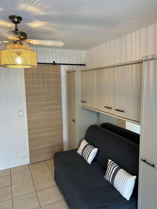 Studio lumineux à 120 M de la plage du centre ville