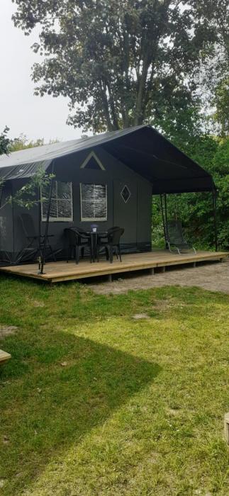 Mooie ruime 4 persoons glampingtent op kleine rustige camping