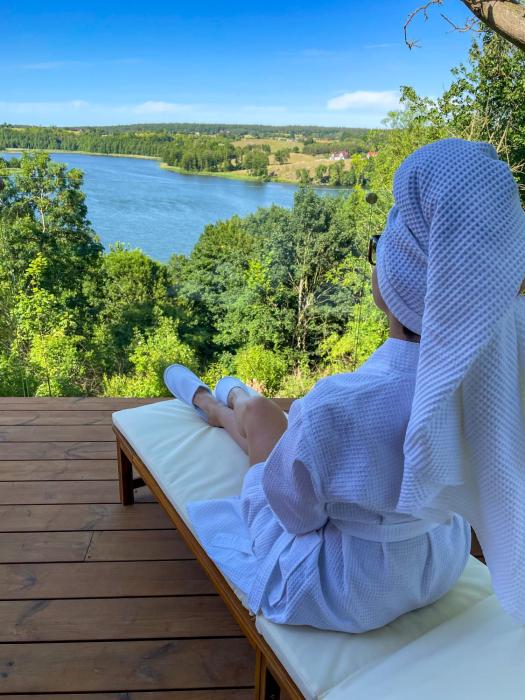 Zloty, a Skromny - ogrodzony domek z jacuzzi i widokiem na jezioro