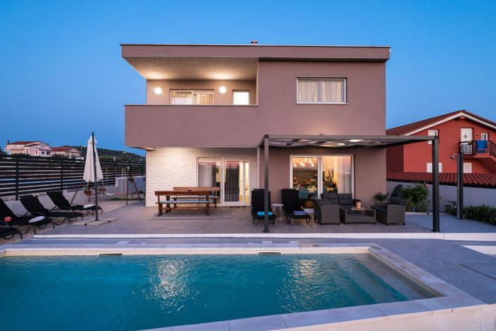 Villa Carmen-Heated pool- Near Zadar