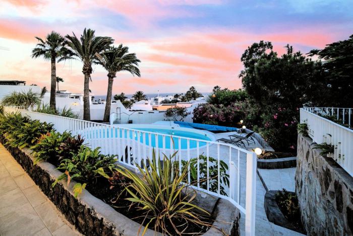 Wonderful Puerto Del Carmen Villa Central Location Villa Cilla Sea Views