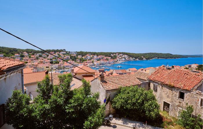 Cozy Apartment In Mali Losinj With Wifi