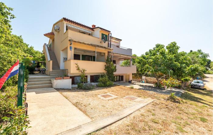 1 Bedroom Lovely Apartment In Potocnica