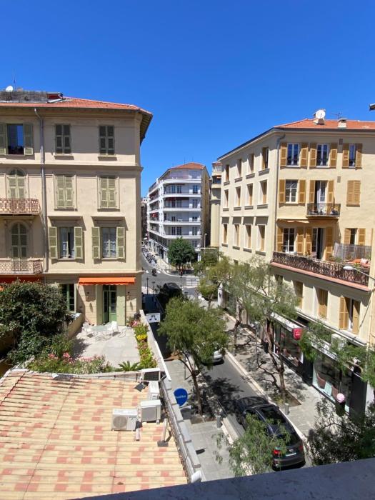 1 bedroom flat in the best street Nice