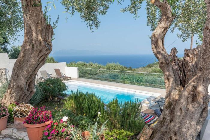 Romanatika House by PaxosRetreats