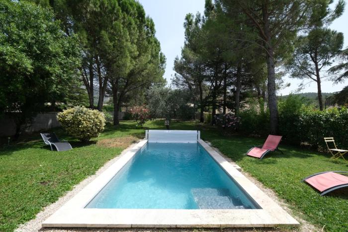 A pretty family house located in a tranquil area with a pretty view of the Luberon range.