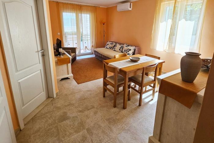 Apartment Loâso Comfy Two BDR Sixty meters to the sea