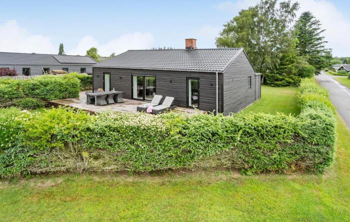 3 Bedroom Beautiful Home In Børkop