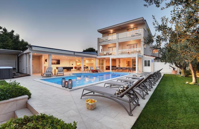 Villa Klen for 15 people near Pula with jacuzzi and children playgorund