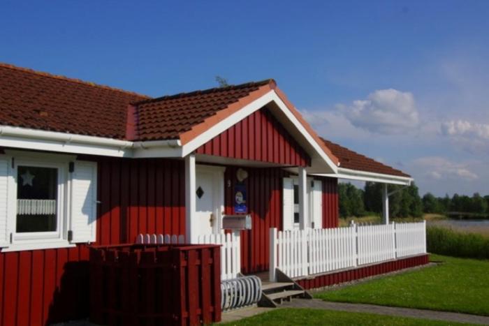 4 Personen Ferienhaus mit Kaminofen, Wintergarten und Kanu, mit einem wundervollen Blick auf den See in Otterndorf