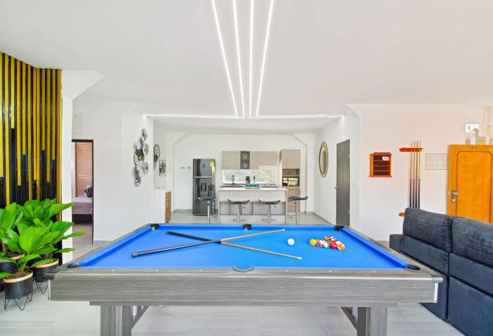 2 bedroom top floor with pool table, 1 block from Lleras park p9