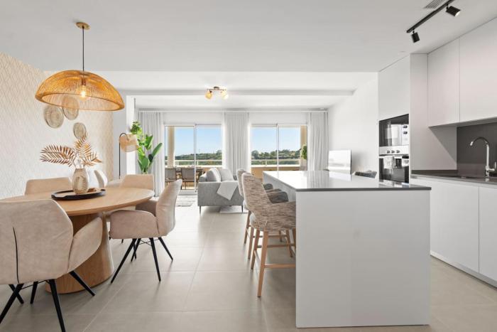 Ultimate Rentals - Elegant Apartment with Valley Views, Pool & Gym in Oceana Gardens