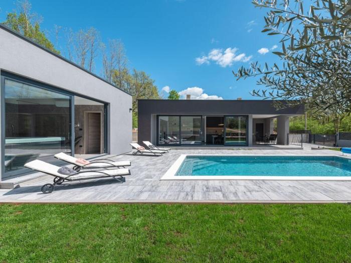 Villa in upani i with swimming pool