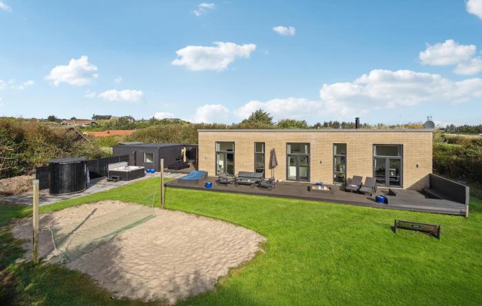 Gorgeous Home In Ringkøbing With Wifi