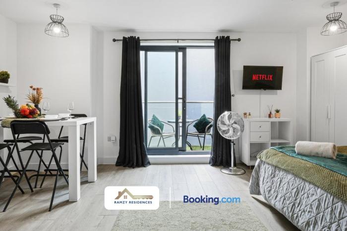 Modern Hemel Hempstead Studio with Parking