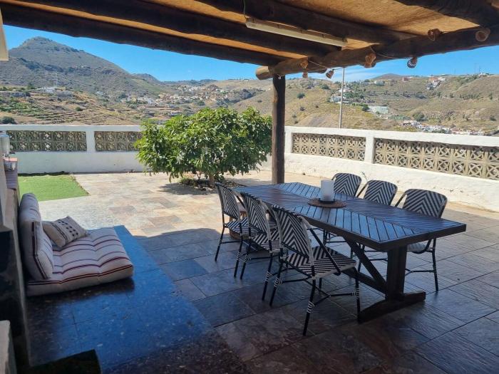 großes Haus mit Garten und Blick auf die kanarische Hügellandschaft