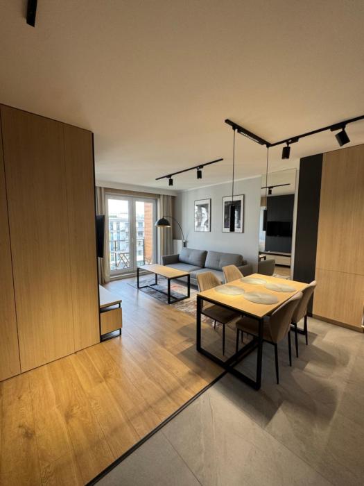 Business and Pleasure Malta Posnania self check in 24h