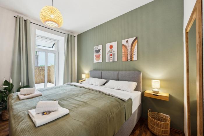 Gemütliches Apartment - hochwertiges Boxspringbett, privater Parkplatz, Terrasse, komplette Küche, WLAN, 40 Zoll HD TV