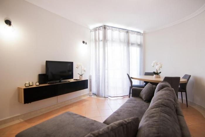 Modern 3-bedroom Retreat in Faros City Center