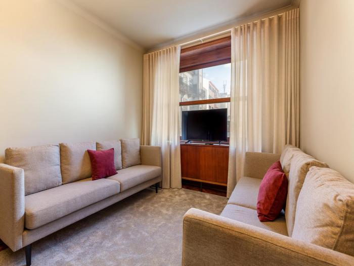 Spacious 4-Bedroom Apartment in Porto