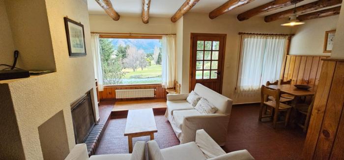 Refugio familiar en Arelauquen con vista al golf y las montañas