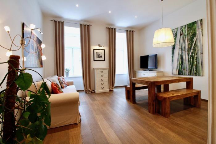 Bright & Chic Downtown Hideaway