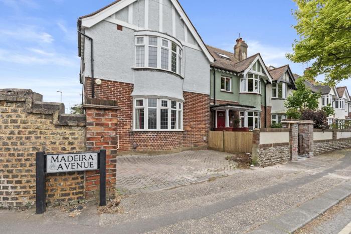 Pebble Corner with Free Parking By My Getaways