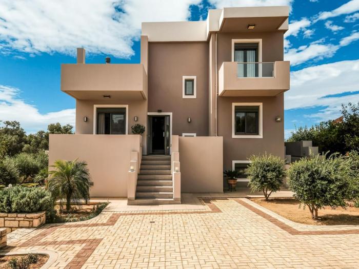 Lovely villa in Adelianos Kampos with private pool