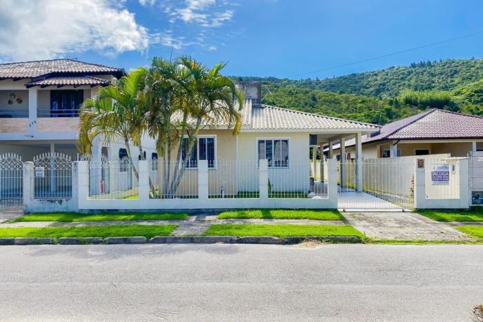 Ampla casa com 04 quartos para locação - 0315