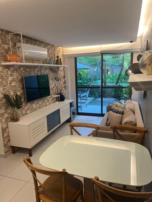 Flat com jardim privativo à beira mar de muro alto