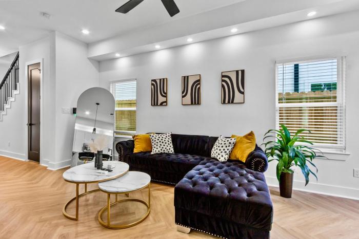 Luxury 4BR Escape 10mins to NRG, Dwtn HTX, Zoo, and MedCtr
