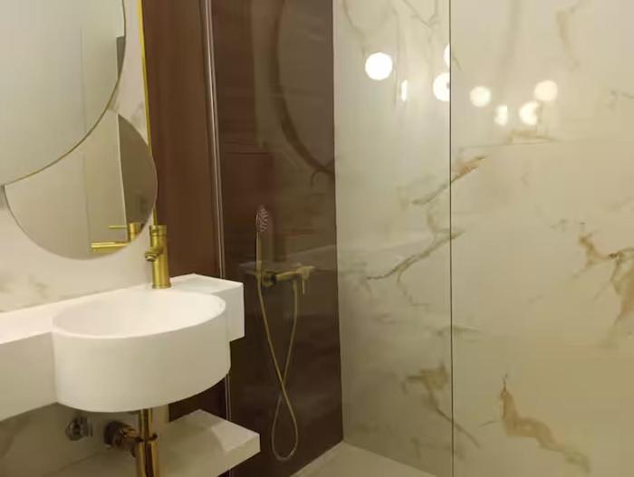 Spacious & Near the Subway