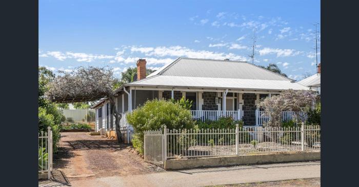 " Roseneath" Queen Room with Private Bathroom