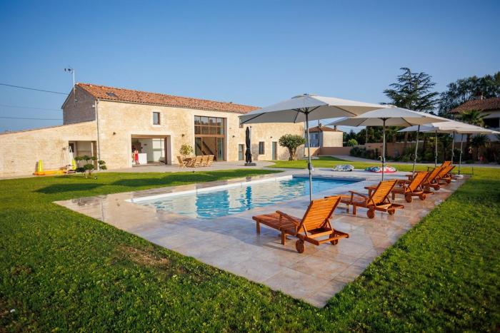 magnifique longére Charentaise pmr piscine sauna