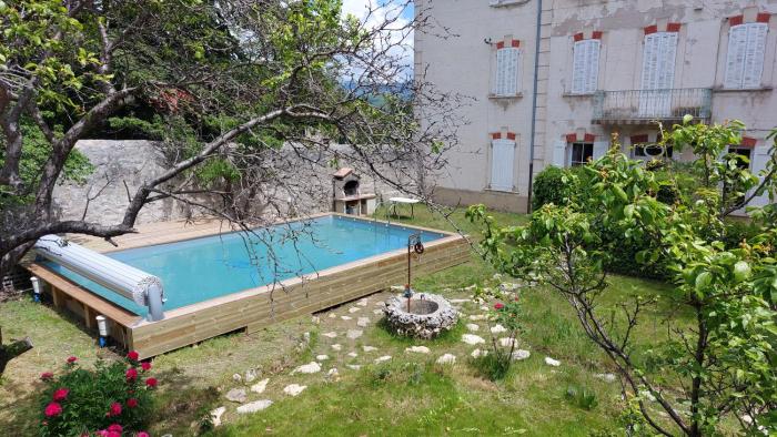 Appartement dans maison de caractère avec piscine