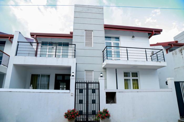 Rose Villa-AC 3 Bed rooms,15 mins to airport with gated community & swimming pool