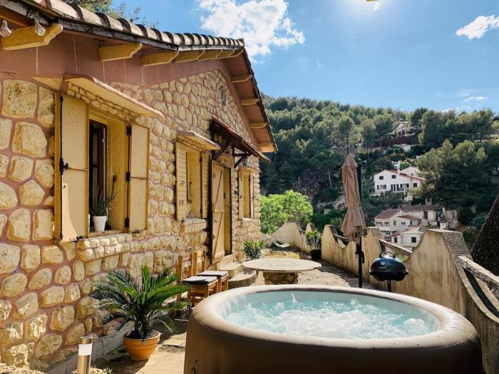 Atypical forest house with jacuzzi