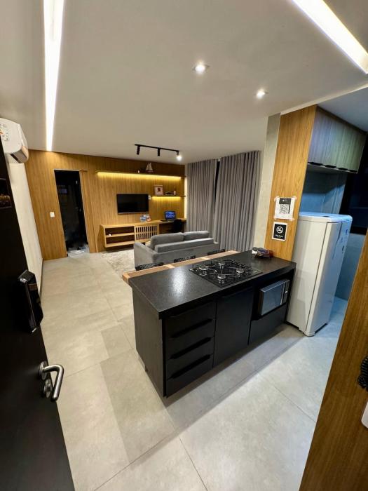 Flat confortável, a 200 metros da praia com estacionamento