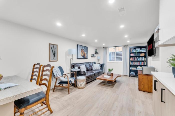 Bright 2-Bedroom Apartment