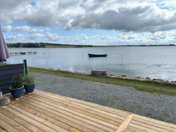 Feriebolig smukt beliggende i vandkanten